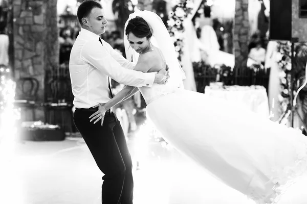 Groom tourbillonne une mariée en dansant la toute première fois — Photo