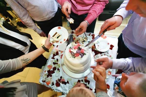 Gości dzielić tort weselny — Zdjęcie stockowe