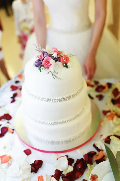 Gelaagde bruidstaart versierd met parels en rozen — Stockfoto