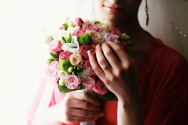 Τα χέρια της γυναίκας Αγγίξτε μια ροζ γαμήλια ανθοδέσμη — Φωτογραφία Αρχείου