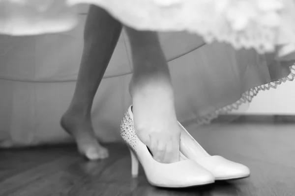 En öm fot sätter på en sko — Stockfoto