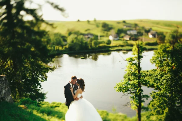 Ein Moment der Liebe zwischen einem schönen Paar hinter dem See — Stockfoto