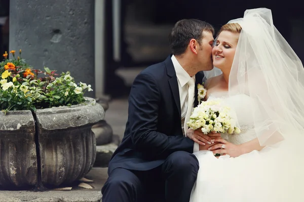 yeni evliler koltukların arkasında eski bir taş 