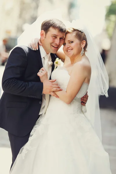 Happy newlyweds posing — Stockfoto