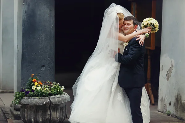 Bride hugs a groom — Stockfoto