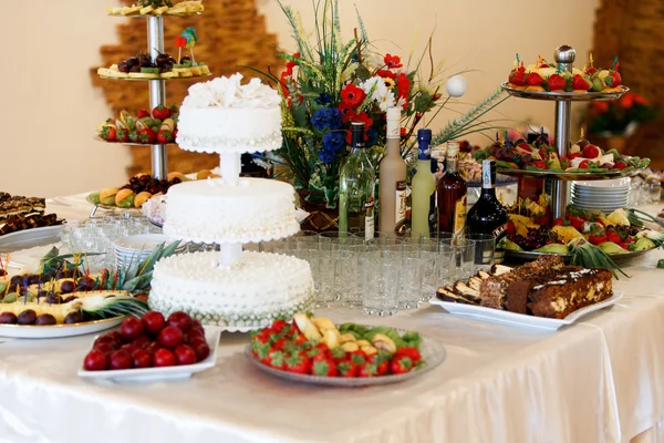  pasta ve meyve içeren tablo 