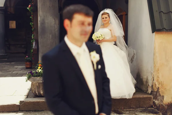Braut blickt mit Stolz in ihre Augen — Stockfoto