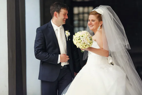 Smiling bride and groom stands — Φωτογραφία Αρχείου