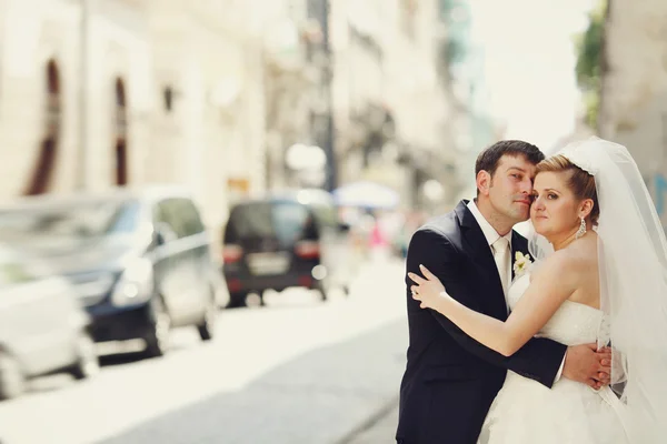 Novia y novio se levanta pensativamente — Foto de Stock