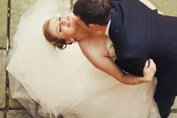 Жених целует невесту в шею — стоковое фото