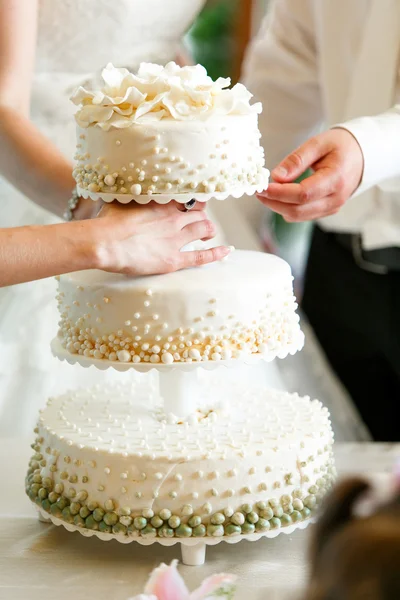 Wedding cake decorated with white pearls — Stock fotografie