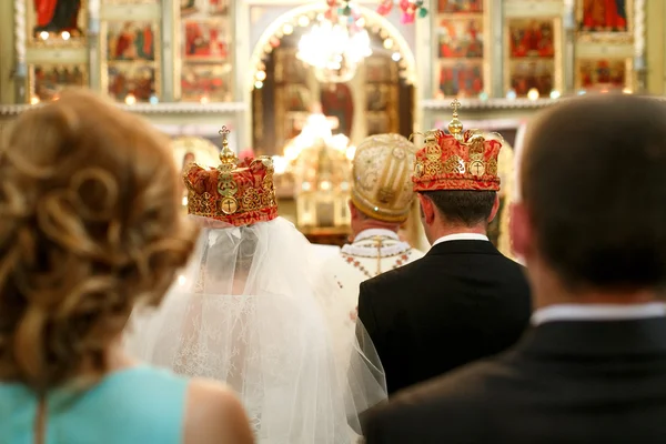 Bride and fiance stand in crowns — ストック写真