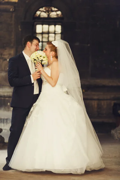 Just married hide their kissing — Φωτογραφία Αρχείου