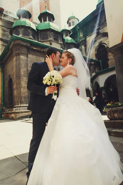 Kiss on newlyweds  in the old  city — Φωτογραφία Αρχείου