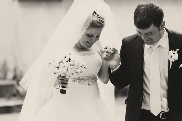 Newlyweds walking carefully — Φωτογραφία Αρχείου