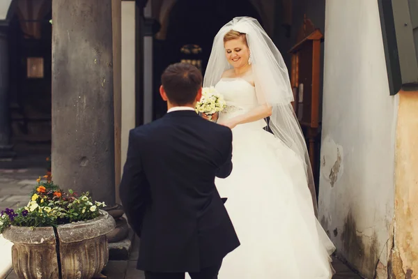 Groom helps charming bride — Stockfoto