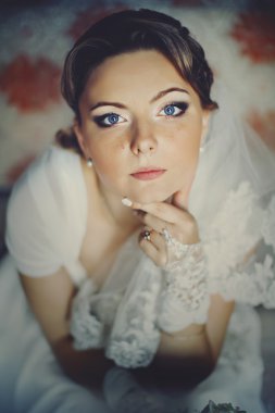 Mavi gözlü sarışın koltukta oturur