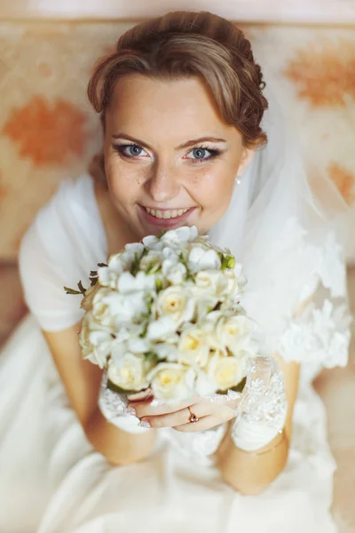 Pretty blue-eyed bride smiles — Stockfoto