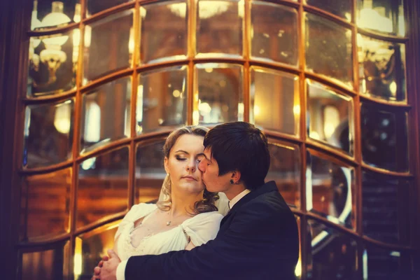Нежный поцелуй жениха невесте — стоковое фото