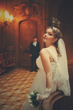 Salonda bir damadın gelini bekler 