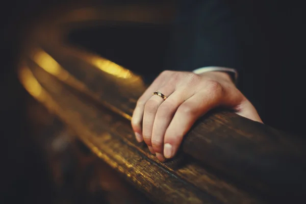 Man's hand with an engagement ring — Φωτογραφία Αρχείου
