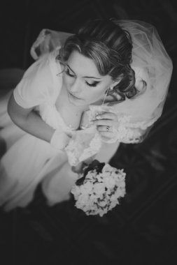 Gelin uzun küpeleri ile çalış 