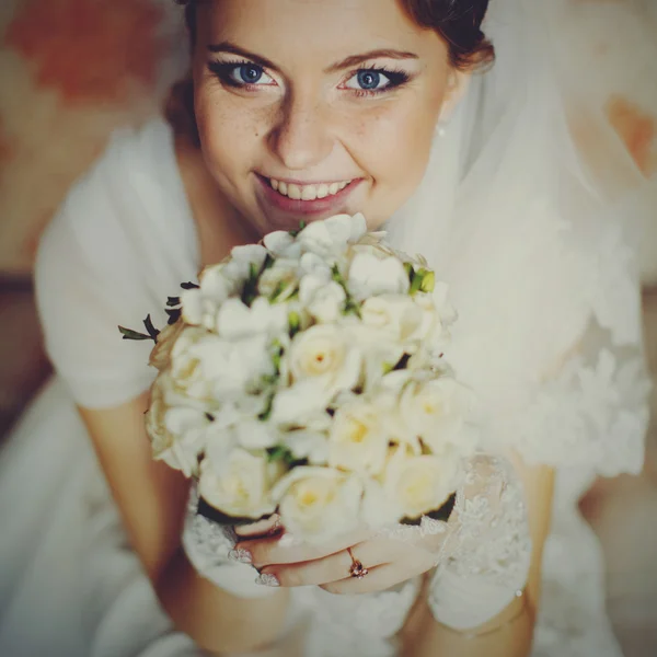 Bride with blue eyes and freckles — Stockfoto