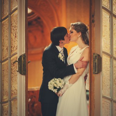 Yeni evliler yumuşak bir öpücük