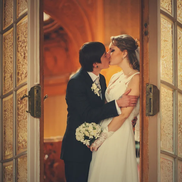 Yeni evliler yumuşak bir öpücük