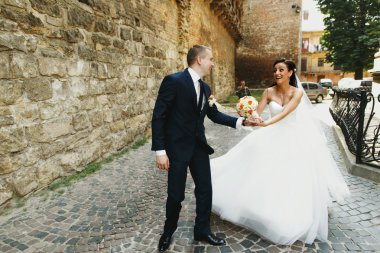 damat ve gelin eğleniyor 