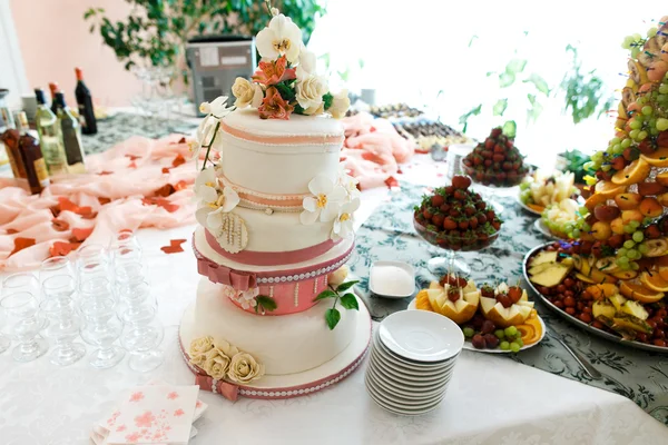 Restauranttisch mit Hochzeitstorte — Stockfoto