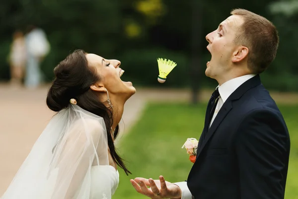 Nevěsta a ženich s fun — Stock fotografie