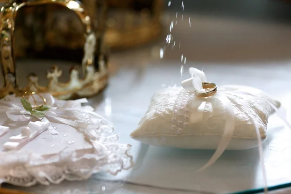 Anillos de boda en la almohada blanca —  Fotos de Stock