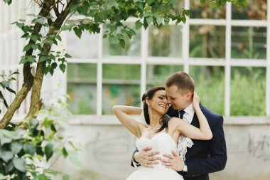 Bir gelin damat hugs