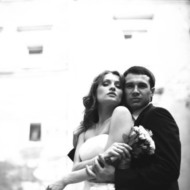 Düğün çift ihale hugs aşağıdan bir görünüm 