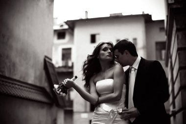 Kamerada ararken damat gelinin omuz kisses 