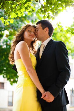 Çift hayalleri kendi elleri tigh tutan yeşil treams altında