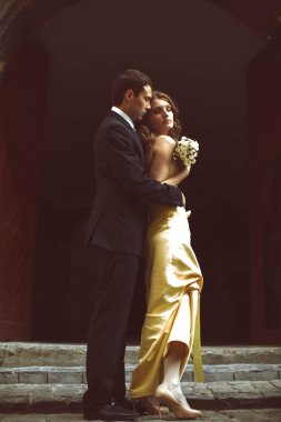 Damat gelini arkadan taş merdivenlerden hugs 