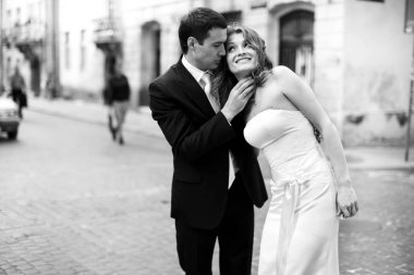 Adam boynuna dokunuyor iken kadın gülümsüyor 