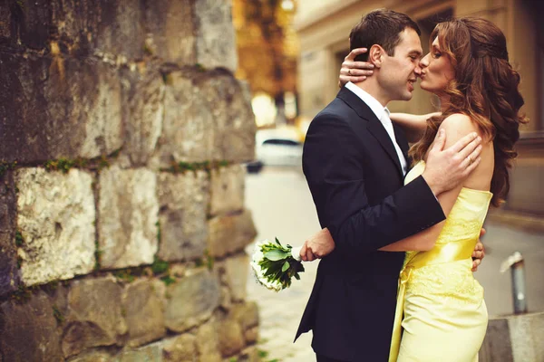 Lady kisses man's nose somewhere on the street — Stock Photo, Image