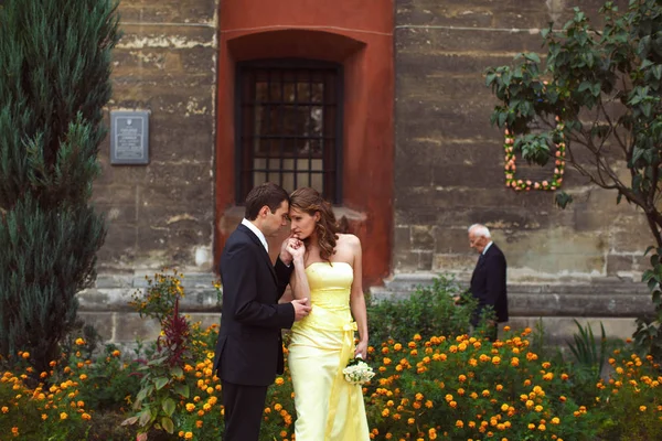 Lady guarda con interesse l'uomo in abito nero — Foto Stock