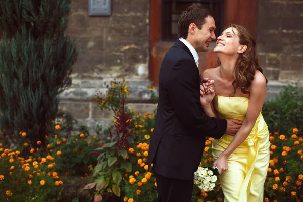 Wedding couple laugh while the walk around the city — Stock Photo, Image