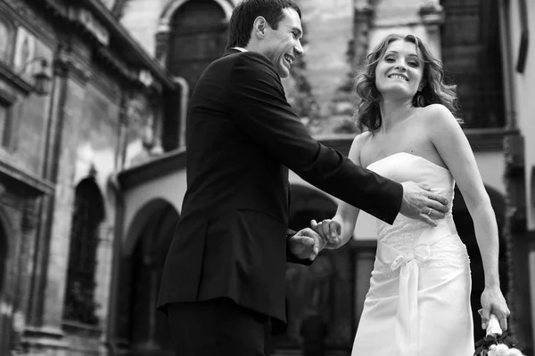 Dame et homme tourbillonnent devant la vieille cathédrale — Photo