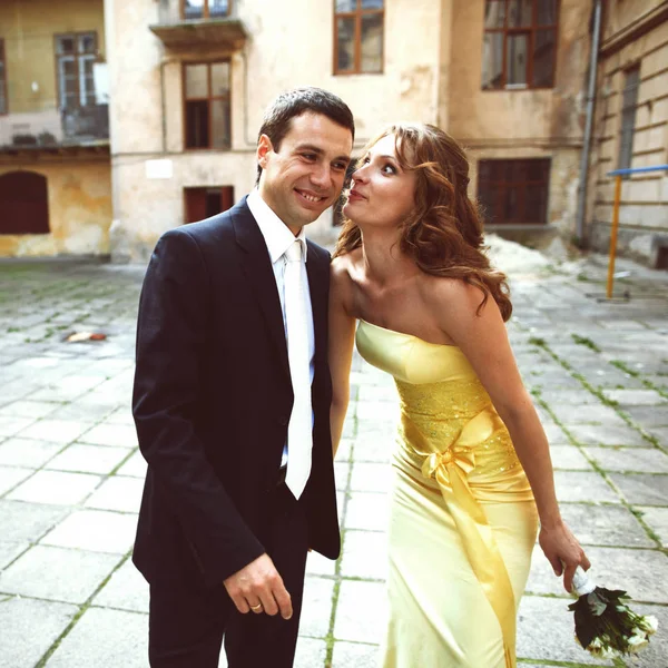 Noiva parece engraçado enquanto está de pé com o noivo — Fotografia de Stock