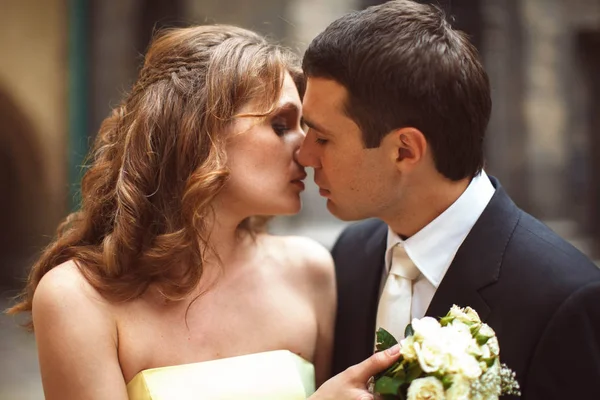 Un momento delicado entre la dama y el hombre antes de un beso — Foto de Stock