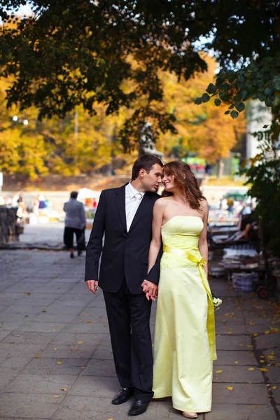 秋の公園でポーズのカップルの結婚式 — ストック写真