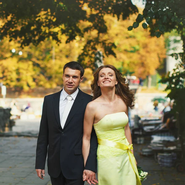 Uomo e signora in posa viso giallo tenendo le mani insieme — Foto Stock