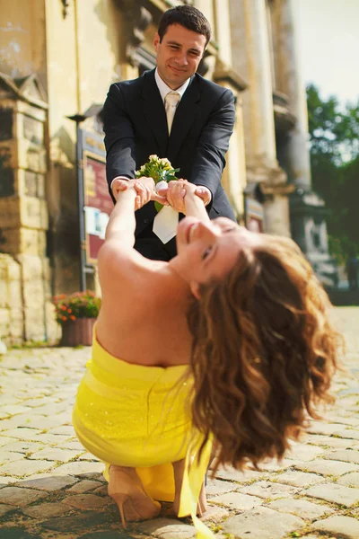 Vőlegény és menyasszony Játssz bolond az utcán — Stock Fotó