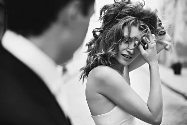 Man watches a woman playing with her hair — Stock Photo, Image