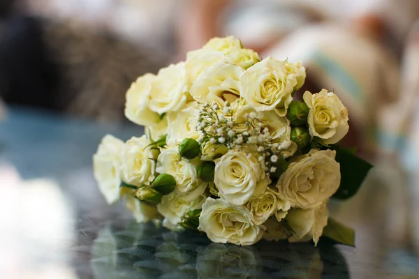 Un ramo de rosas amarillas con brotes verdes — Foto de Stock